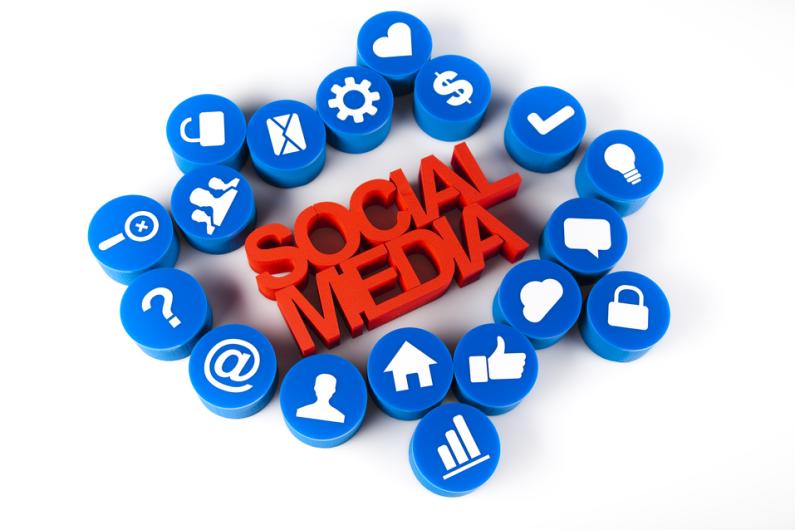 Reklame på de sociale medier Mobilt og individuelt